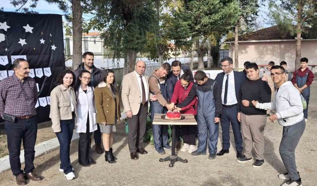 Özel öğrenciler protokol üyeleriyle birlikte hasat yapıp pasta kesti