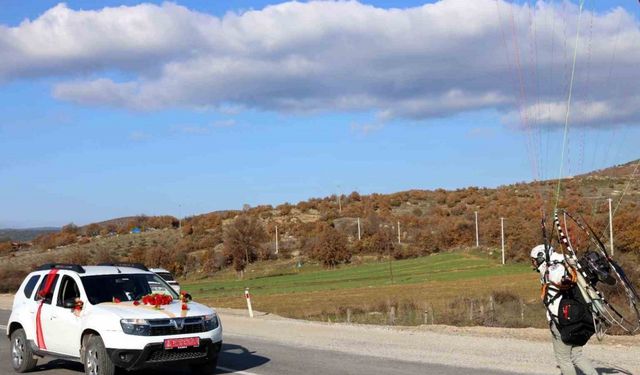 Paramotorla inip gelin arabasının önünü kestiler