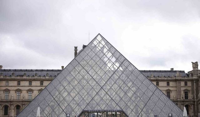 Paris’teki Louvre Müzesi çalışanları greve gitti, müze açılmadı
