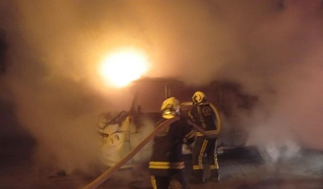 Park halindeki minibüs alev aldı