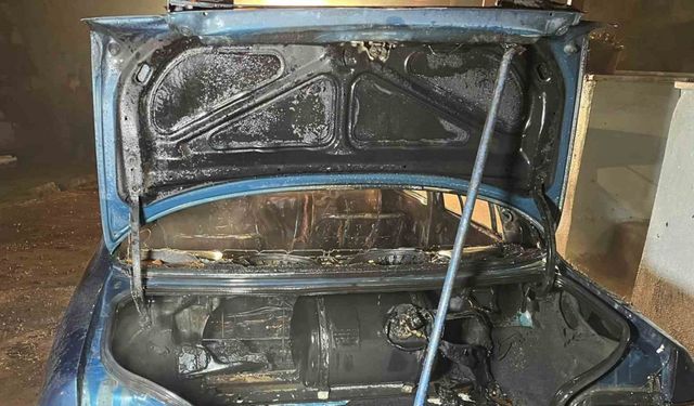 Park halindeyken yanan otomobil kullanılamaz hale geldi