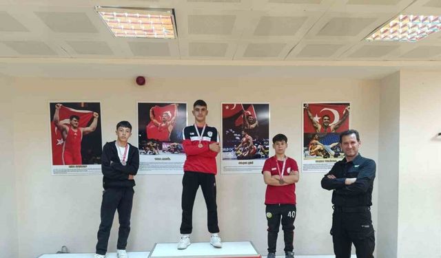 Pazarlar Spor Lisesi güreşte 3 madalya kazandı