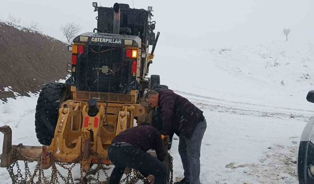 Pervari’de grup köy yolu kardan kapandı
