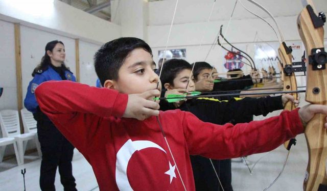 Polislerin desteğiyle okçu oldular
