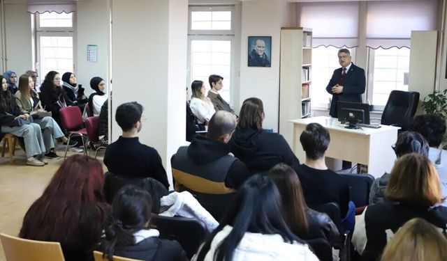 Rektör Kızıltoprak, ’Siyasi Tarih Dersi’ni Mustafa Hakkı Yeşil Kütüphanesi’nde işledi