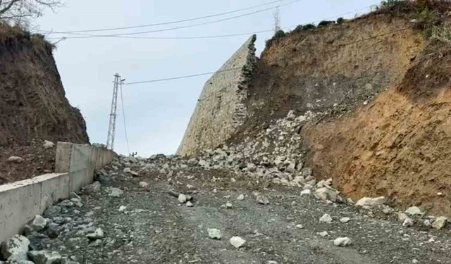Rize'de şiddetli yağmurların ardından istinat duvarı çöktü