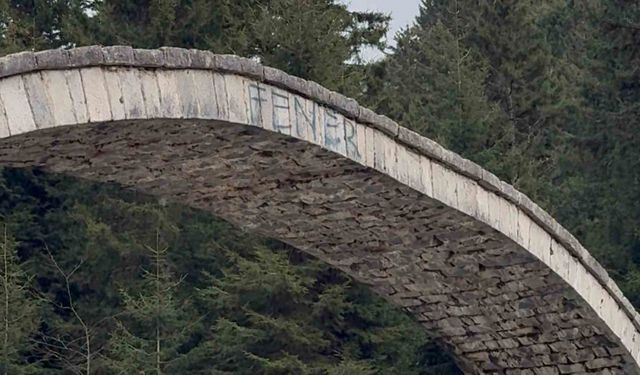Rize’de tarihi kemer köprüye sprey boya ile zarar verildi
