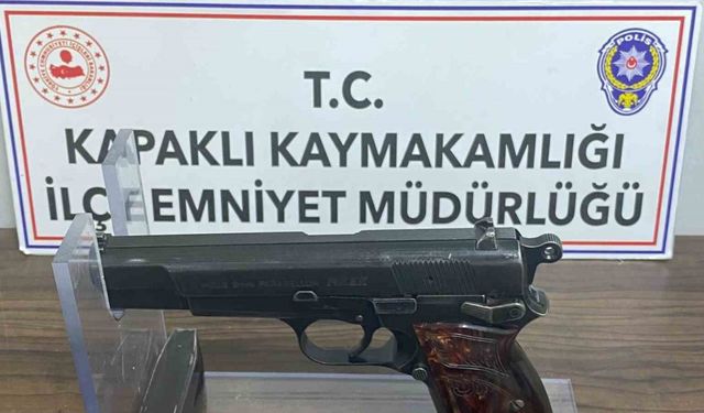 Ruhsatsız tabanca taşıyan 2 şahıs polis engeline takıldı