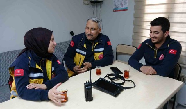 Sağlık çalışanı baba ve kızı aynı ambulansta hayat kurtarıyor
