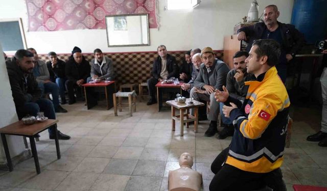 Sağlık ekipleri dağ köylerini tek tek gezerek ilk yardım eğitimi veriyor