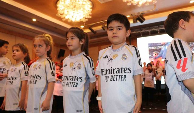 Sahne minik Arda Güler’lerle doldu: Güler ailesi göz yaşlarını tutamadı