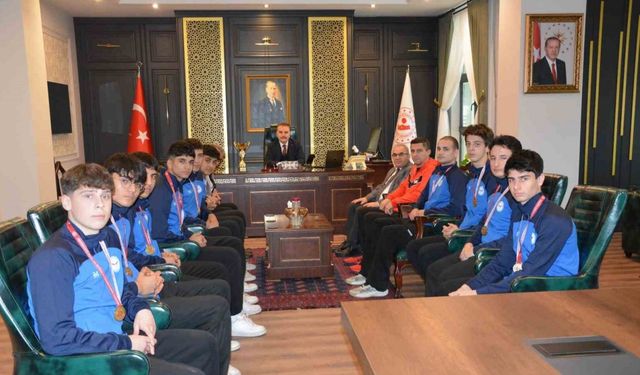 Şampiyon voleybolculardan Kaymakam Odabaş’a ziyaret