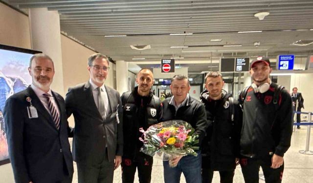 Samsunspor, Almanya’da çiçeklerle karşılandı