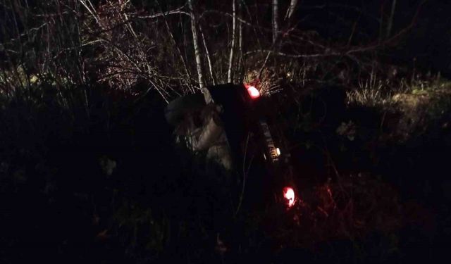 Şarampole devrilen otomobilden sızan yakıt paniğe neden oldu