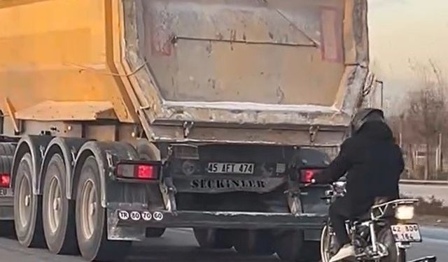 Seyir halindeki tırın peşinde motosikletli tehlikeli yolculuk