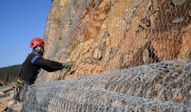 Sık sık heyelanların yaşandığı 2 bin rakımlı dağ çelik ağlarla örülüyor