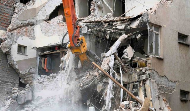 Sındırgı’da depremin izleri siliniyor