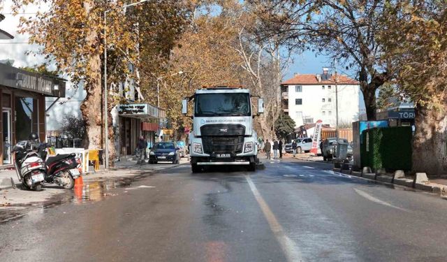 Sındırgı’da hasarlı binaların yıkımı sonrası temizlik çalışmaları sürüyor