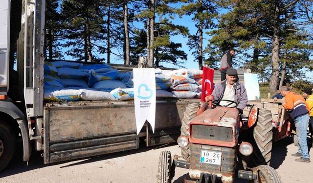 Sındırgılı depremzede çiftçilere hayvan yemi desteği