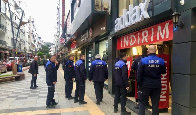 Sinop’ta zabıta ekiplerinden kaldırım işgali denetimi