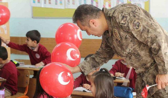 Şırnak Emniyet Müdürü Sazak’tan öğrencilere sürpriz