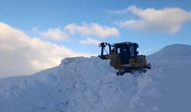 Şırnak’ta kar esareti devam ediyor, ekipler eksi 20 derecede çalışıyor