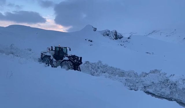 Şırnak’ta kar esareti, kapalı yolların açılması için çalışmalar sürüyor