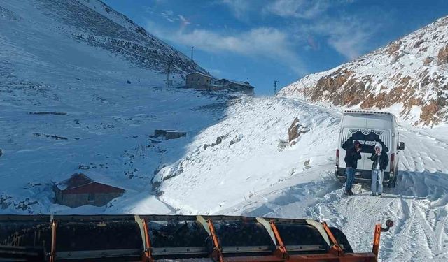 Şırnak’ta karda mahsur kalan 12 kişi 3 saatlik çalışmayla kurtarıldı