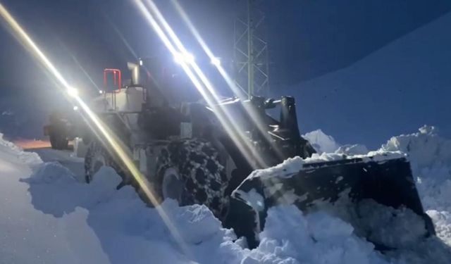 Şırnak’ta karla mücadele gece de devam ediyor