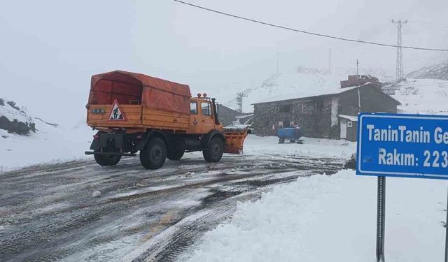 Şırnak’ta karlı yollar açılıyor