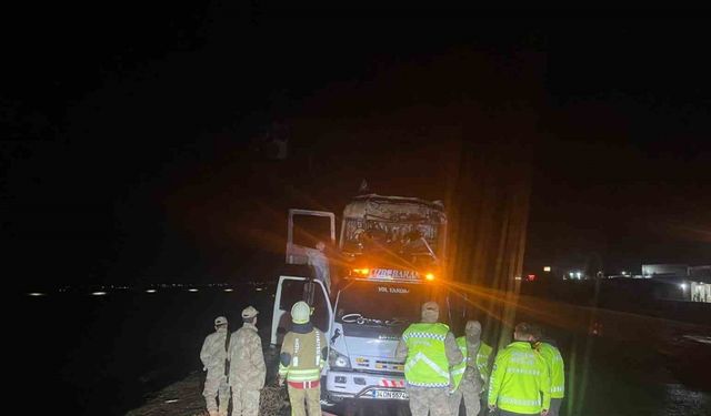 Şırnak’ta seyir halindeki tır alevlere teslim oldu