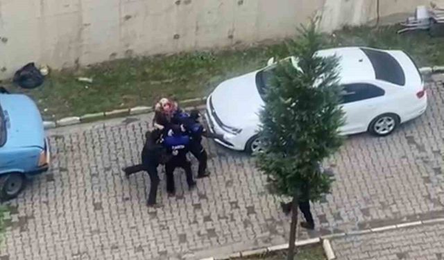 Site içinde karton istifleyen anne ve oğlu zabıtalara saldırdı