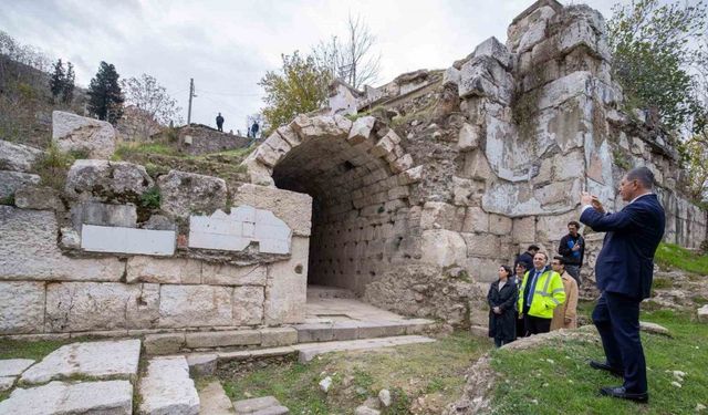 Smyrna Tiyatrosu gün yüzüne çıkıyor