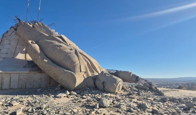 Suriye’de halkın yıktığı Hafız Esad’ın dev heykelinden geriye enkazı kaldı