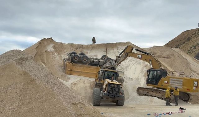 Taş ocağında kamyon devrildi, sürücüsü hayatını kaybetti