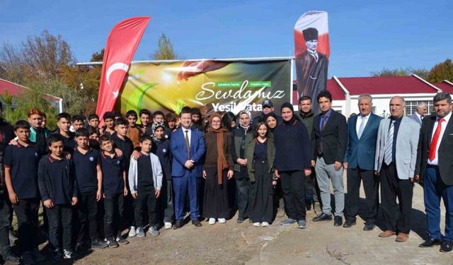 Tatvan’da okul bahçeleri fidanlarla yeşilleniyor