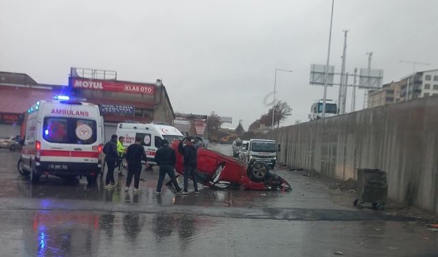 Tatvan’da otomobil köprülü kavşaktan uçtu: 2 yaralı
