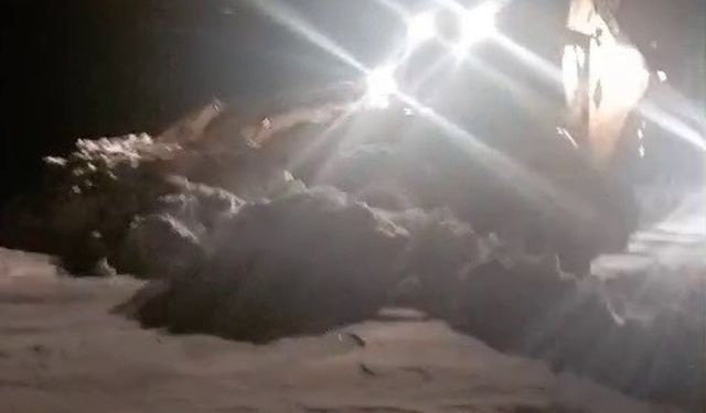 Tekman’da karla mücadele ekipleri kapalı mahalle yollarını açmak için seferber oldu