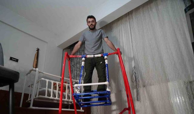 Tesisatçı baba adayından, doğacak bebeğine su borusundan beşik ve salıncak