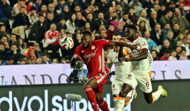 Trendyol Süper Lig: Antalyaspor: 0 - Galatasaray: 2 (İlk yarı)