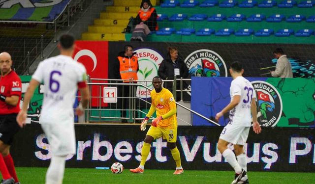 Trendyol Süper Lig: Çaykur Rizespor: 1 - Eyüpspor: 0 (İlk yarı)