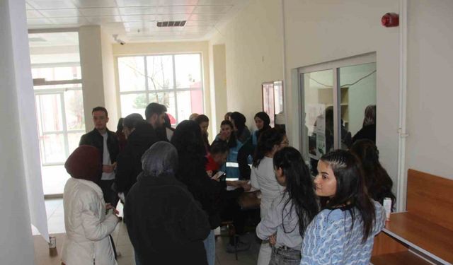 Üniversite öğrencileri kan bağışı için sıraya girdi