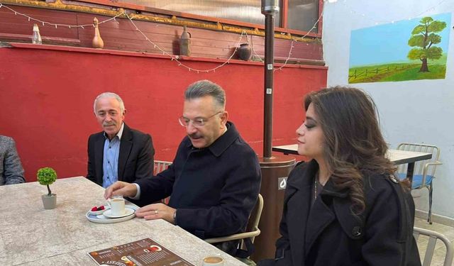 Vali Aksoy, işitme engelli genç girişimci kadının açtığı işletmede sabah kahvesini içti