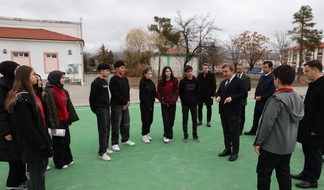 Vali Aydoğdu, Erzincan Lisesi’nde kauçuk zeminli spor alanını inceledi