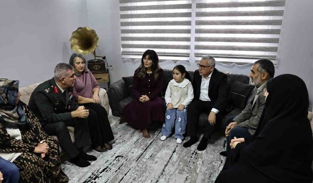 Vali Şimşek babası asker olan minik Gökçe’yi daveti üzerine evinde ziyaret etti