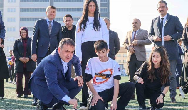 Vali Sözer, özel çocuklarla oyun oynadı