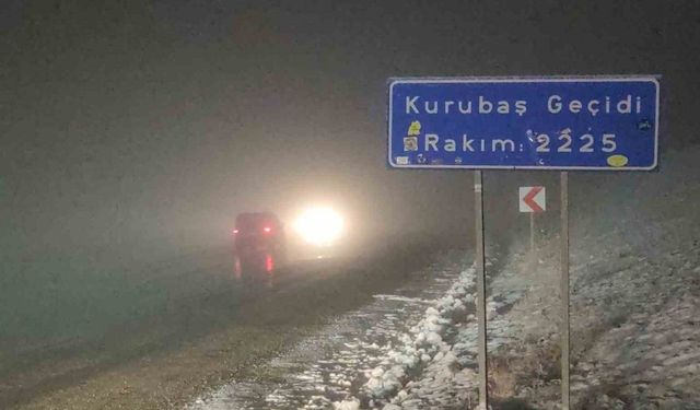 Van’da Kurubaş Geçidi’nde yoğun kar yağışı ve sis etkili oldu