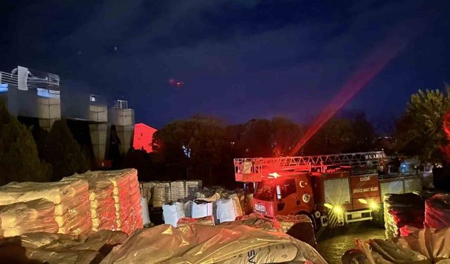 Yalıtım fabrikasında yangın: 16 kişi dumandan etkilendi