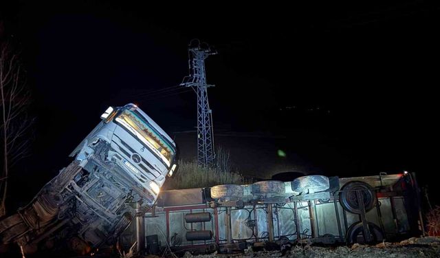 Yaralıya yardım etmek istedi, emniyet şeridindeki otomobiline ticari araç çarptı: 4 yaralı