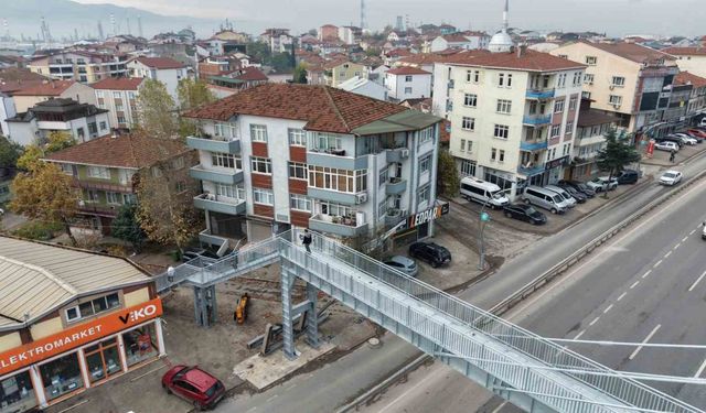 "Yayalar evimi izliyor" şikayeti üst geçidi yıktırdı: "Evi yine görebiliyoruz"